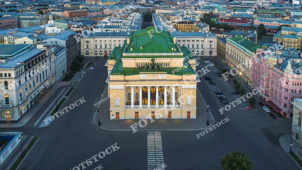 Панорамная фотография центра Санкт-Петербурга, снятая с высоты птичьего полета. На снимке виден здание Академического театра оперы и балета, окружающие улицы и историческая застройка города. Съемка с дрона позволяет оценить масштабы архитектуры, гармонию городских пространств и панорамные виды на центр Северной столицы России. Фотография передает атмосферу культурного и исторического Петербурга, идеально подходит для туристических публикаций, фотостоков, рекламы, оформления интерьеров и материалов о достопримечательностях города.